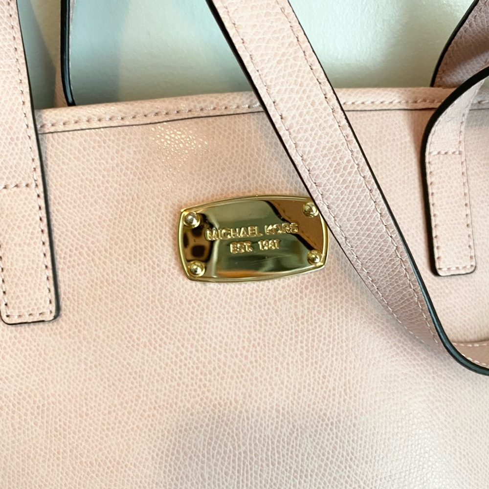 Michael Kors Jet Set Leather Tote - Picture 4 of 8
